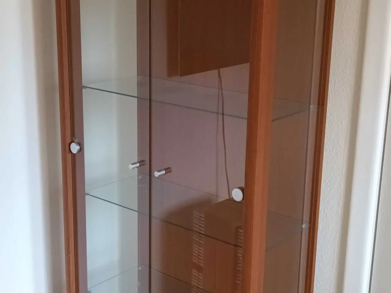 Billede 1 - Vitrineskab i kirsebærtræ med lys