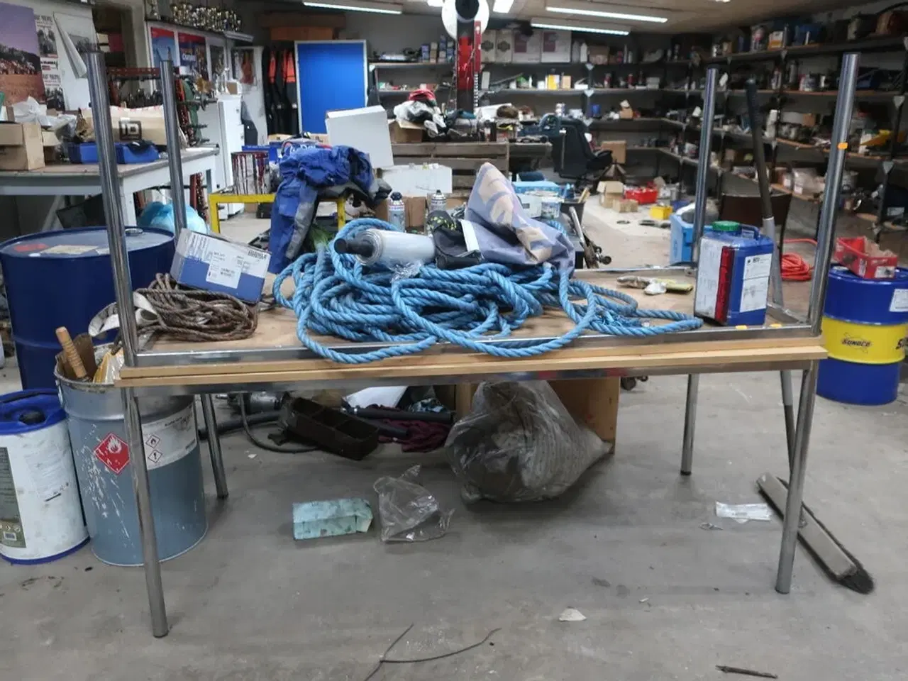 Billede 1 - 2 stk. borde med indhold