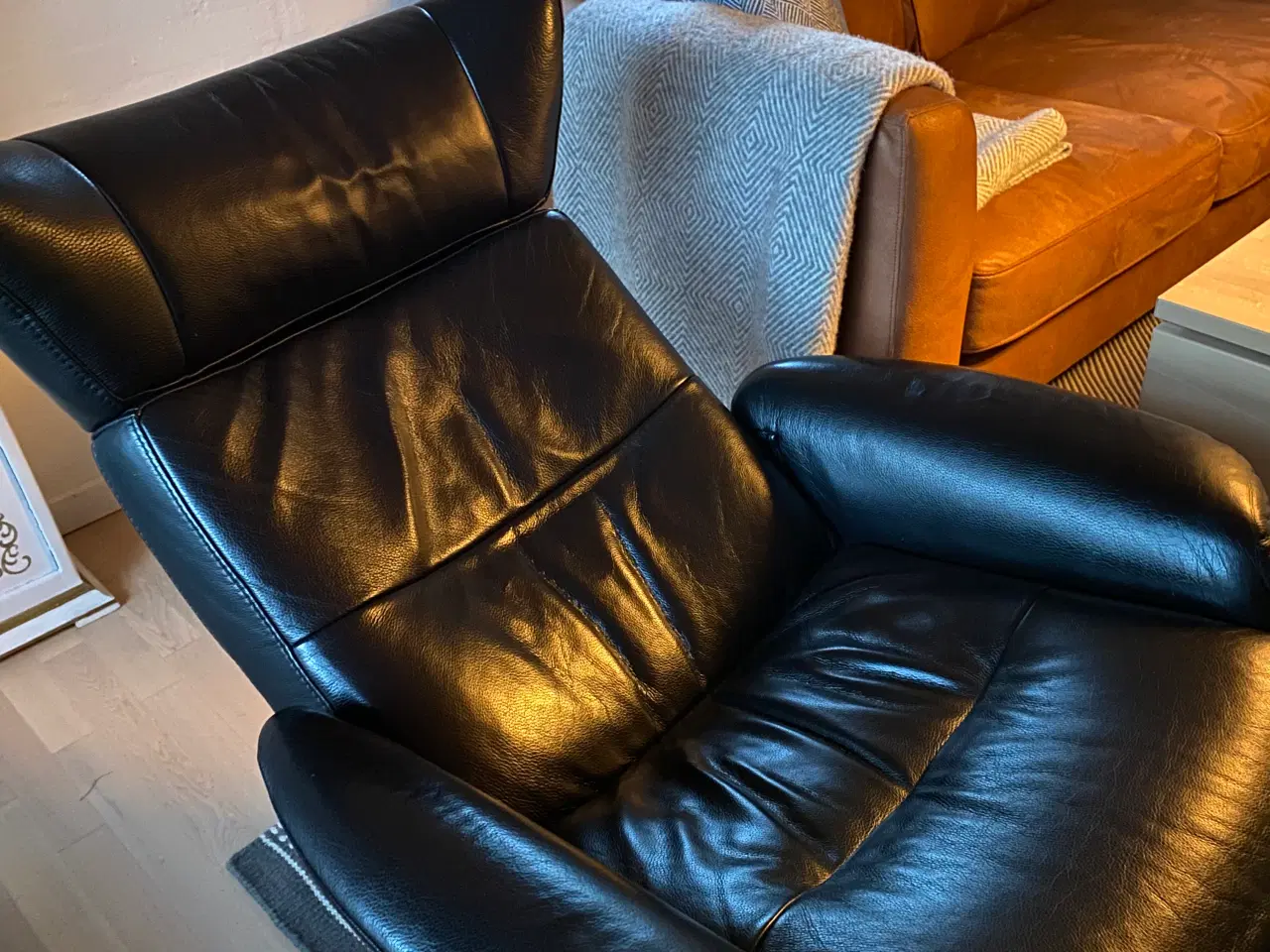 Billede 2 - Lænestol med fodskammel og indstilleligt ryglæn. 