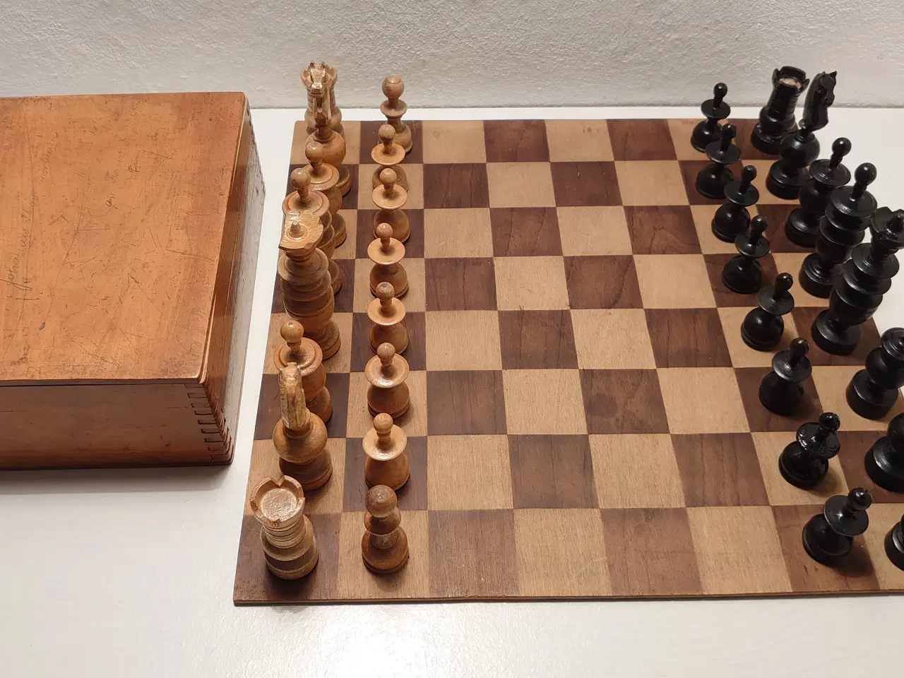 Billede 1 - Gammelt skak/mølle med træplade og trækasse.