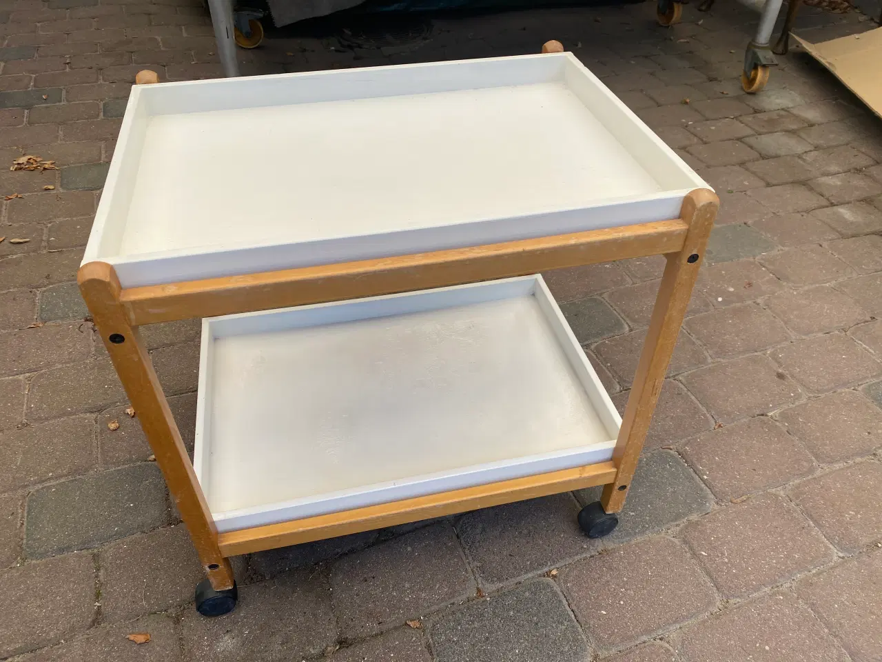 Billede 1 - Bakkebord med hjul