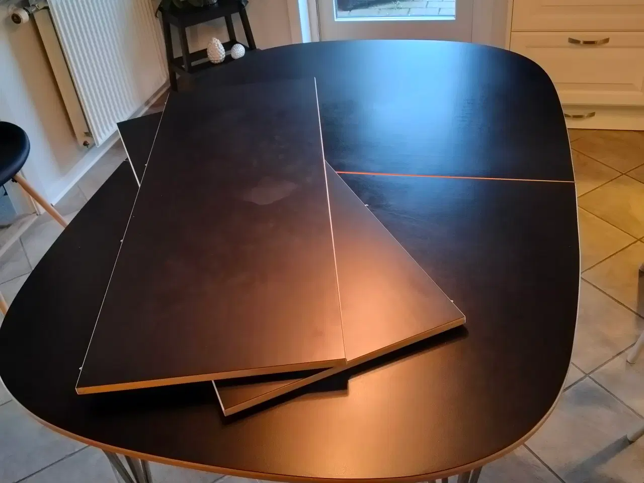 Billede 1 - Sort Spisebord, 2 plader medfølger