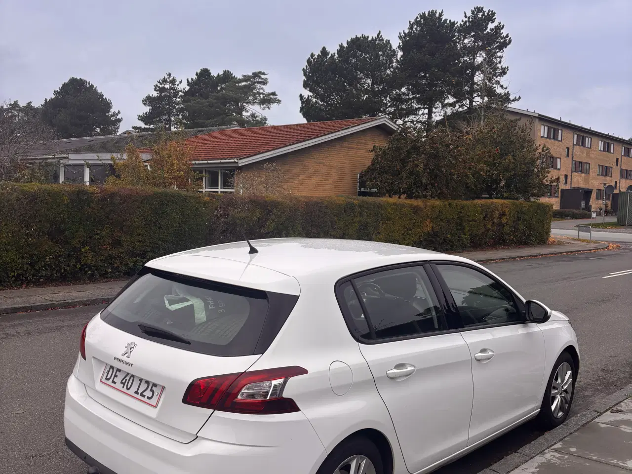 Billede 2 - Pæn bil i hvid farve Peugeot