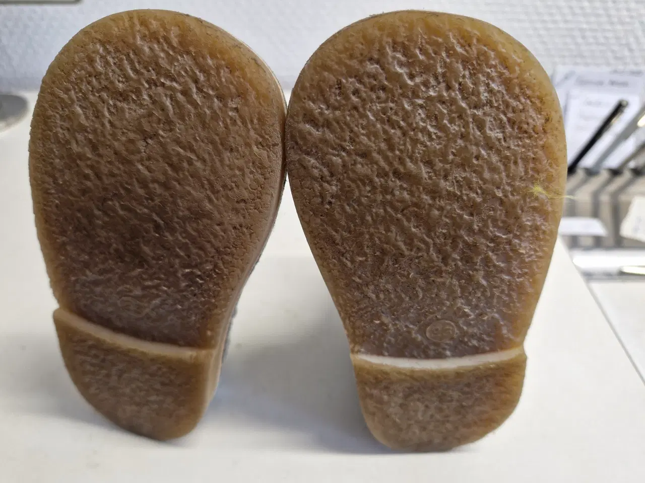 Billede 5 - FLOTTE SKINDFOREDE POM POM Støvletter str 23 .