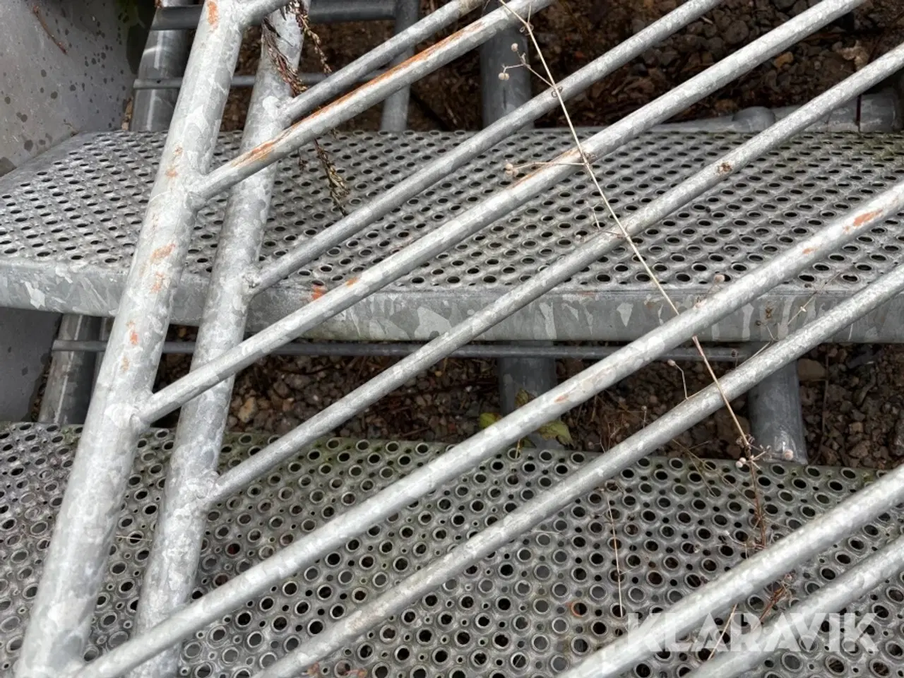 Billede 12 - Galvaniseret trappe med gelænder og repos.