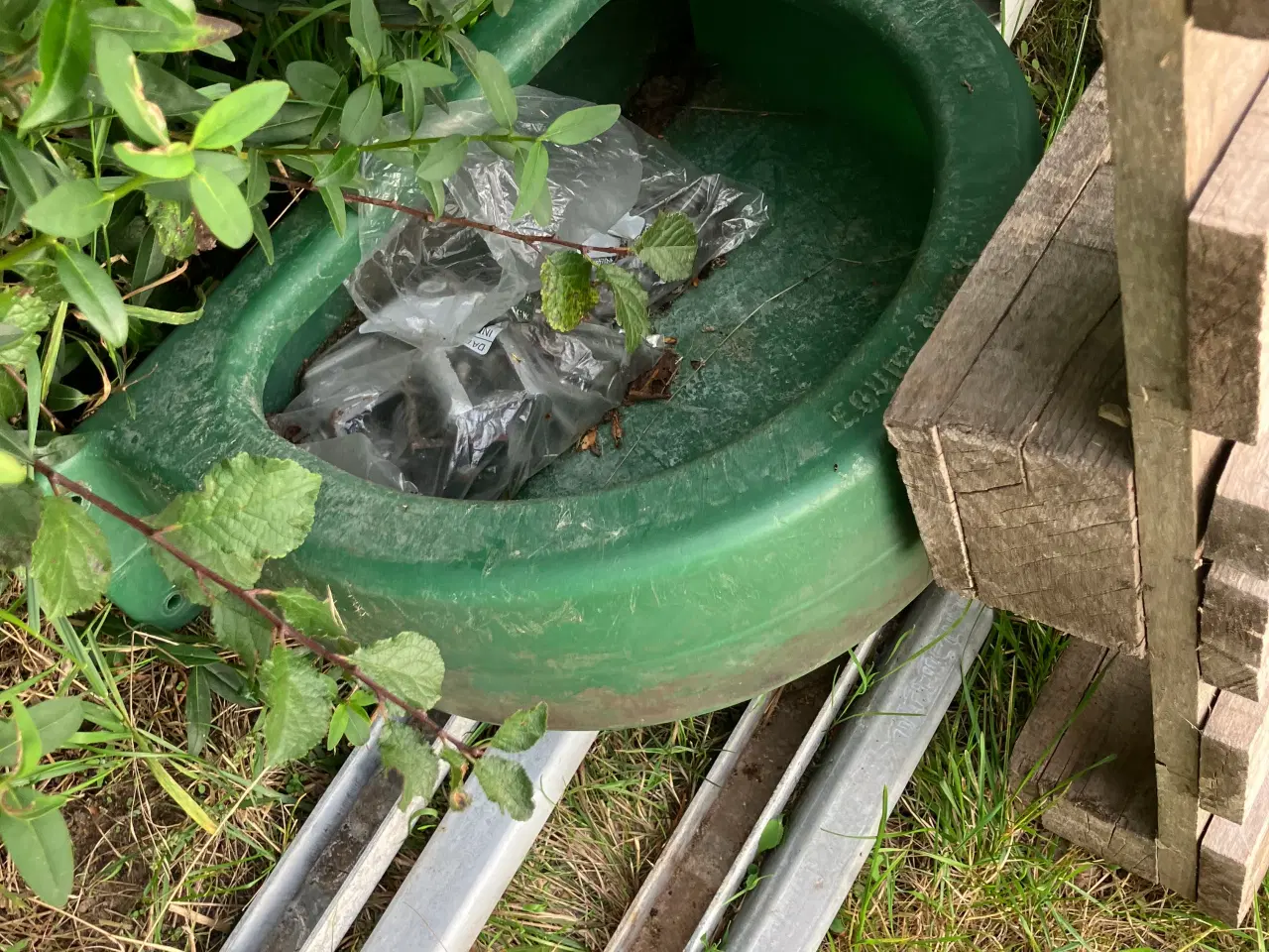 Billede 4 - Hesteboks 4m front 3 m side hårdttræsplanker