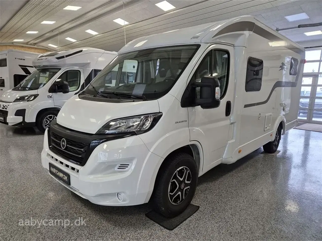 Billede 4 - 2022 - Laika Kosmo Compact 9   Slank og smidig model, perfekt til snoede kystveje. Automatgear.