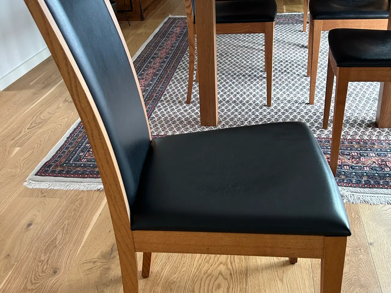 Billede 3 - Spisebord med stole