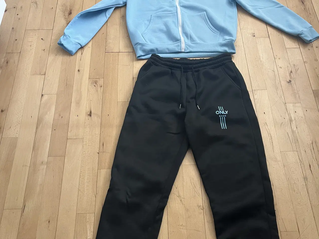 Billede 1 - Joggingsæt med hætte 