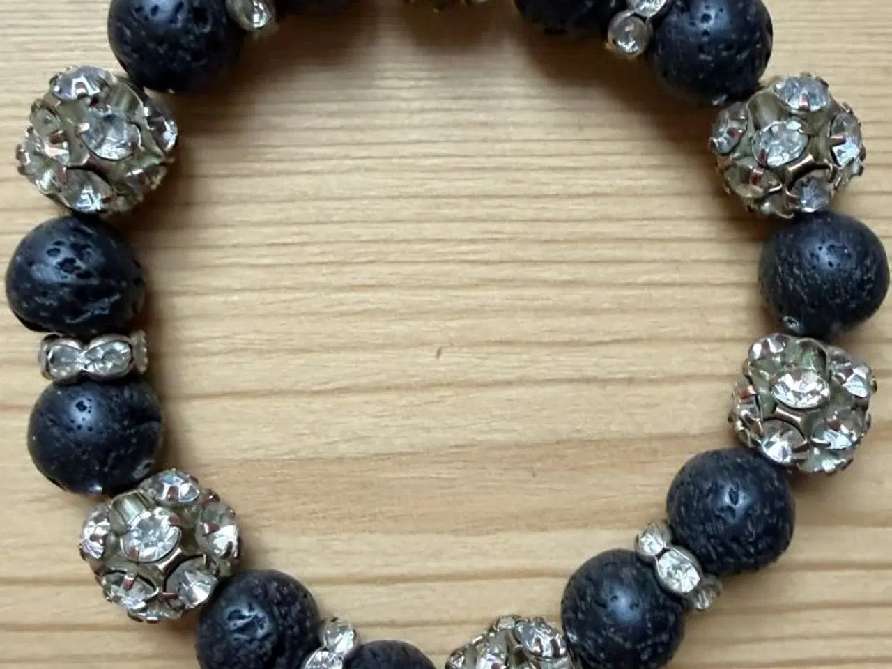 Billede 2 - Armbånd med lavaperler og bling