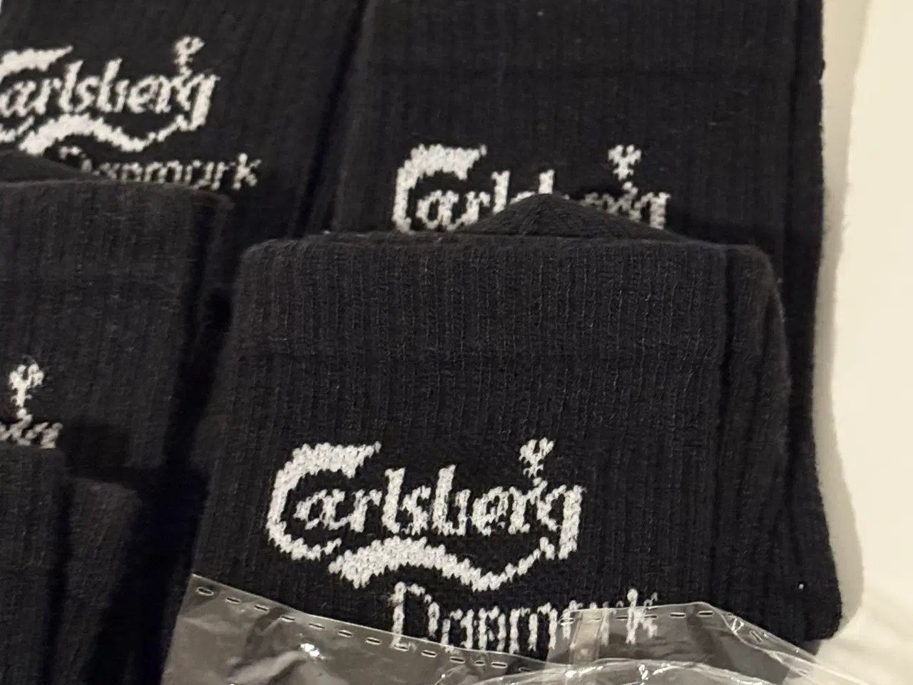 Billede 5 - Fem par sorte Carlsberg strømper og J-dag mundbind