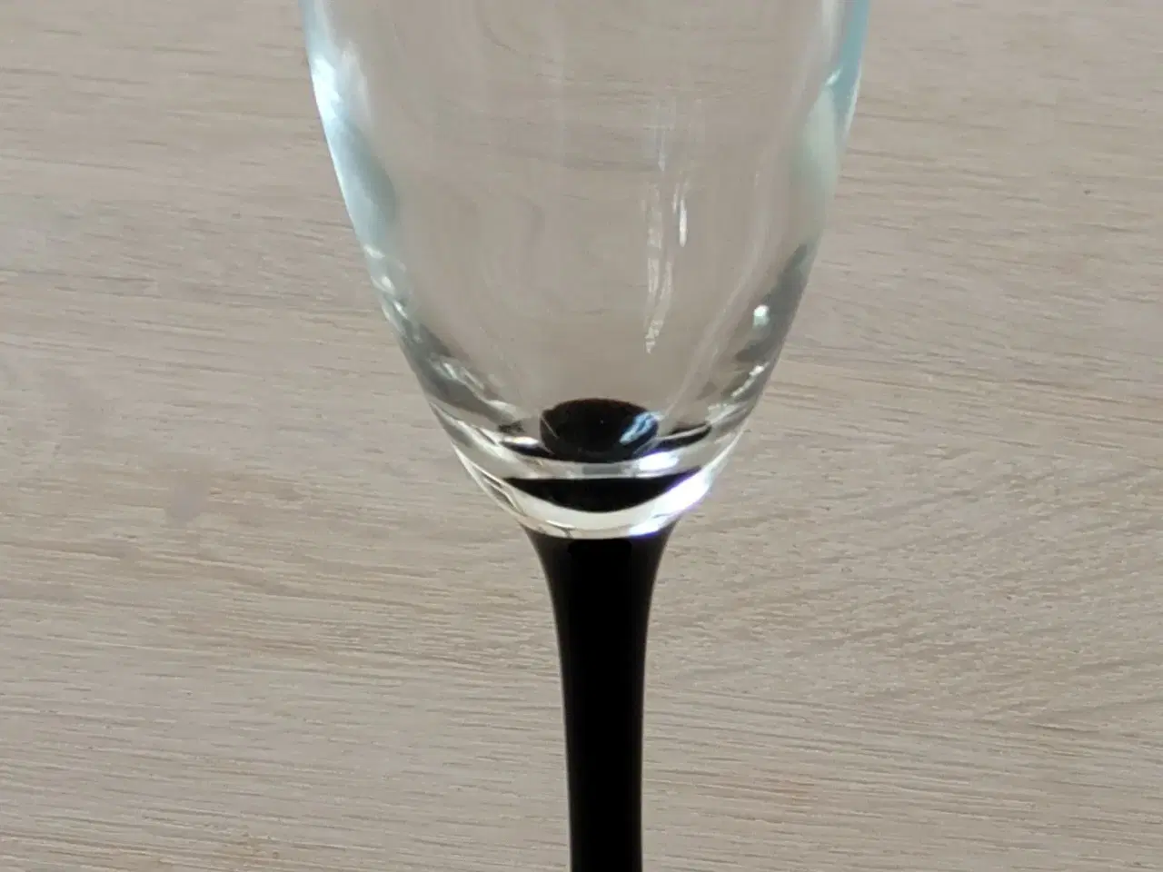 Billede 1 - Glas med sort fod