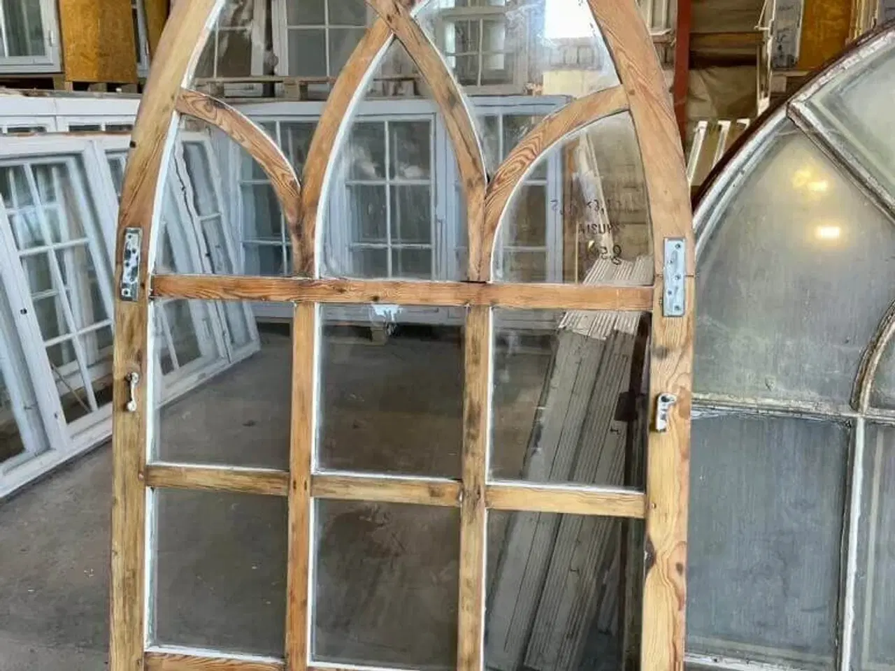 Billede 2 - Stort, restaureret kirkevindue
