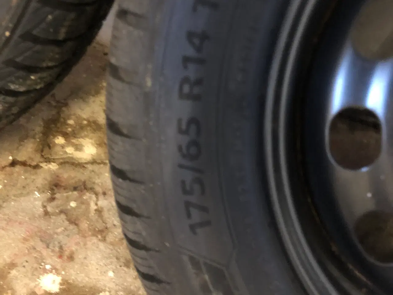 Billede 4 - Næsten ny helårsdæk og fælg