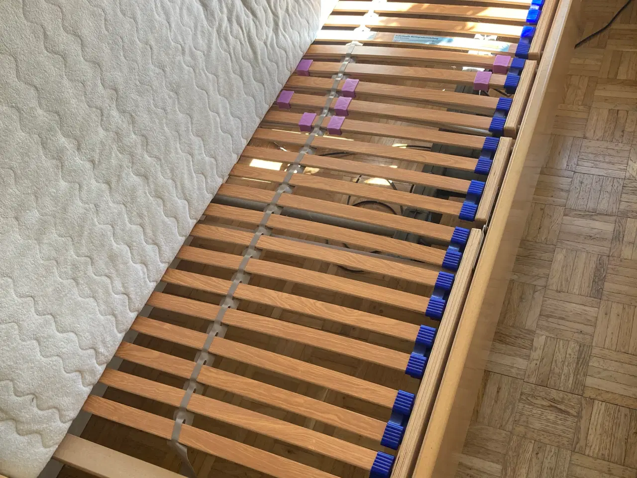 Billede 2 - elevations seng med bøgetræsramme - giv et bud