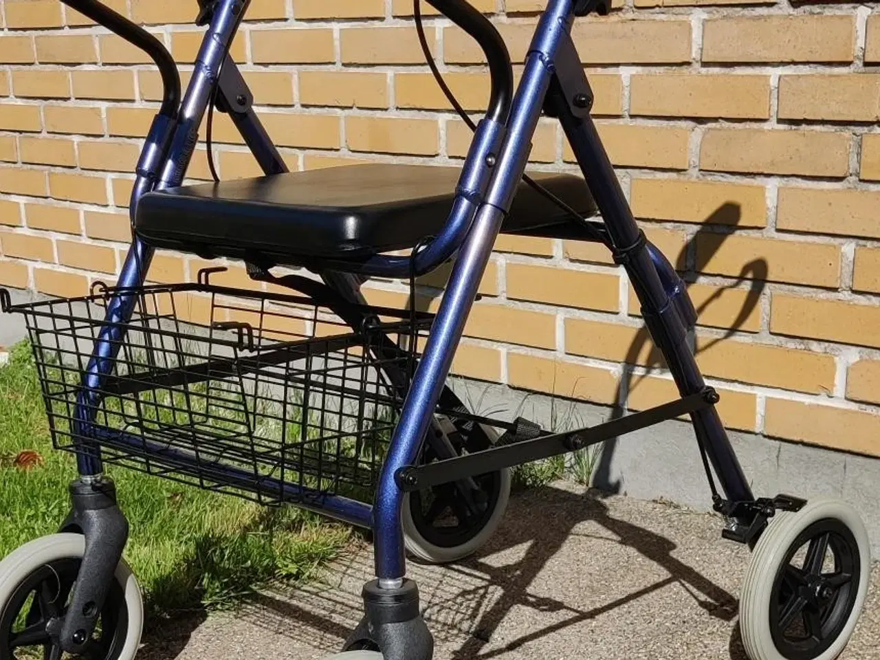 Billede 3 - Rollator aluminium med kurv og ryglæn - næsten ny