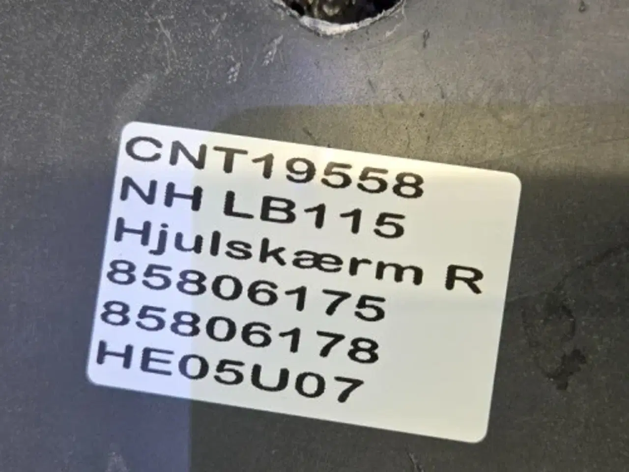 Billede 12 - New Holland LB115 Hjulskærm R. 85806175