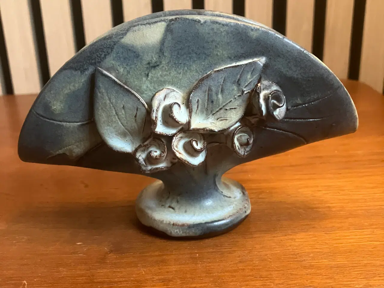 Billede 2 - Smuk og dekorativ servietholder i keramik