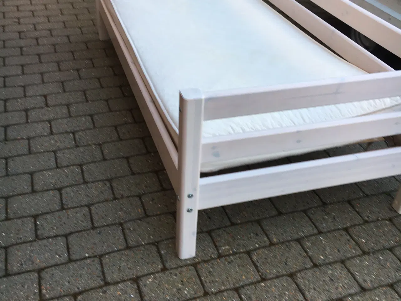 Billede 1 - FLEXA seng med lamelbund og madras.