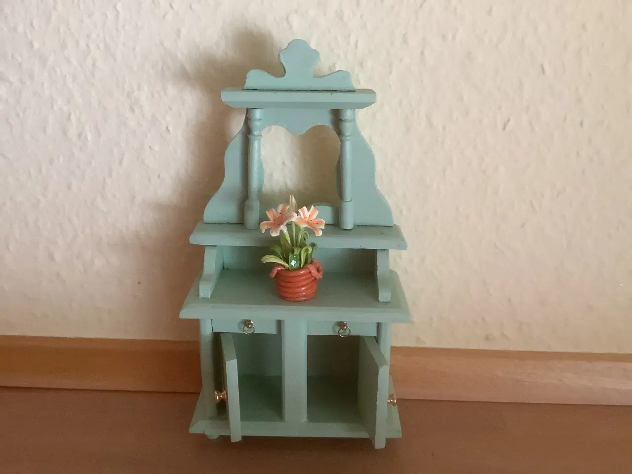 Billede 2 - Vintage dukkehus skænk med blomst.