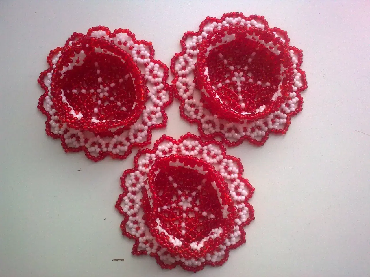 Billede 3 - Fødselsdag fest i rød og hvid * Perlesyet T fyrfad