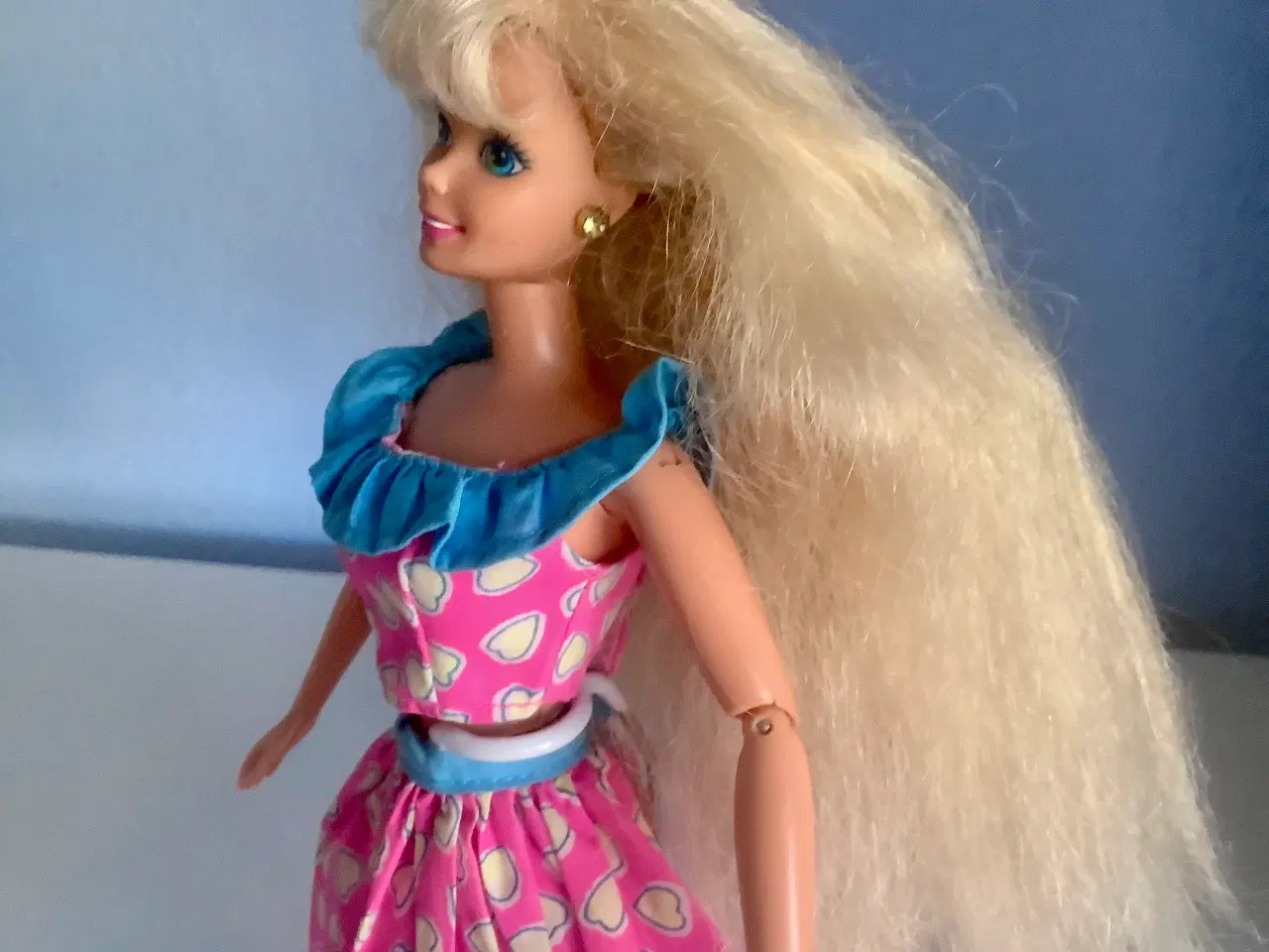 Billede 3 - Barbie med langt blondt hår og blå øjne.