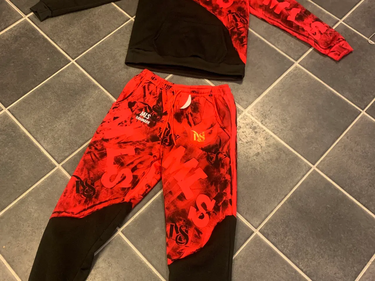 Billede 1 - MLS joggingsæt str m 