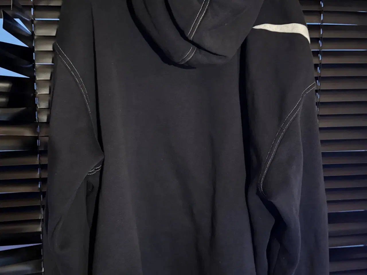 Billede 3 - Nike Team Hættetrøje – Flot blågrå farve – Str. L