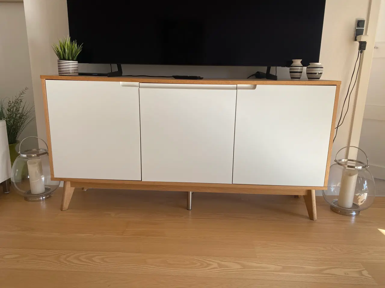 Billede 1 - Skænk med massive låger