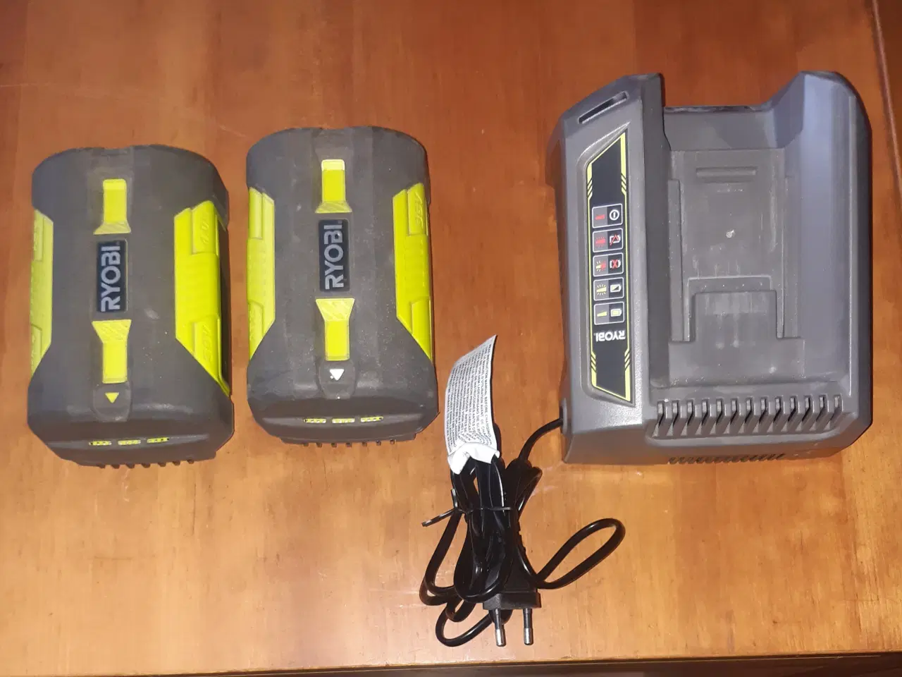 Billede 1 - Ryobi 36 volt batterier og lader.