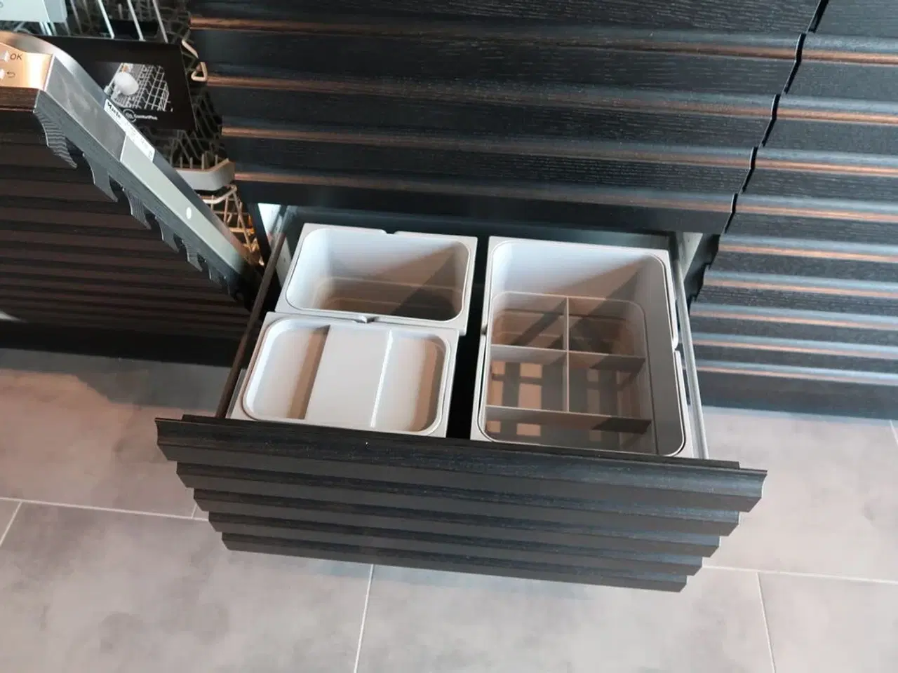 Billede 19 - Køkken AUBO Black Oak / Oak Line, Sort med armatur uden hårdehvidevarer