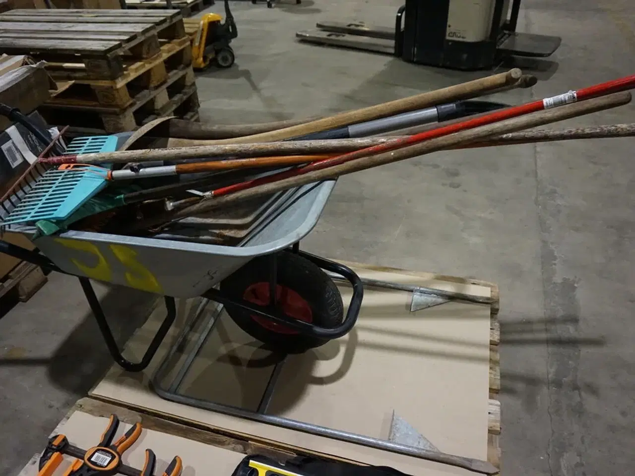 Billede 5 - Ass. Håndværktøj fra firmabil samt trillebør