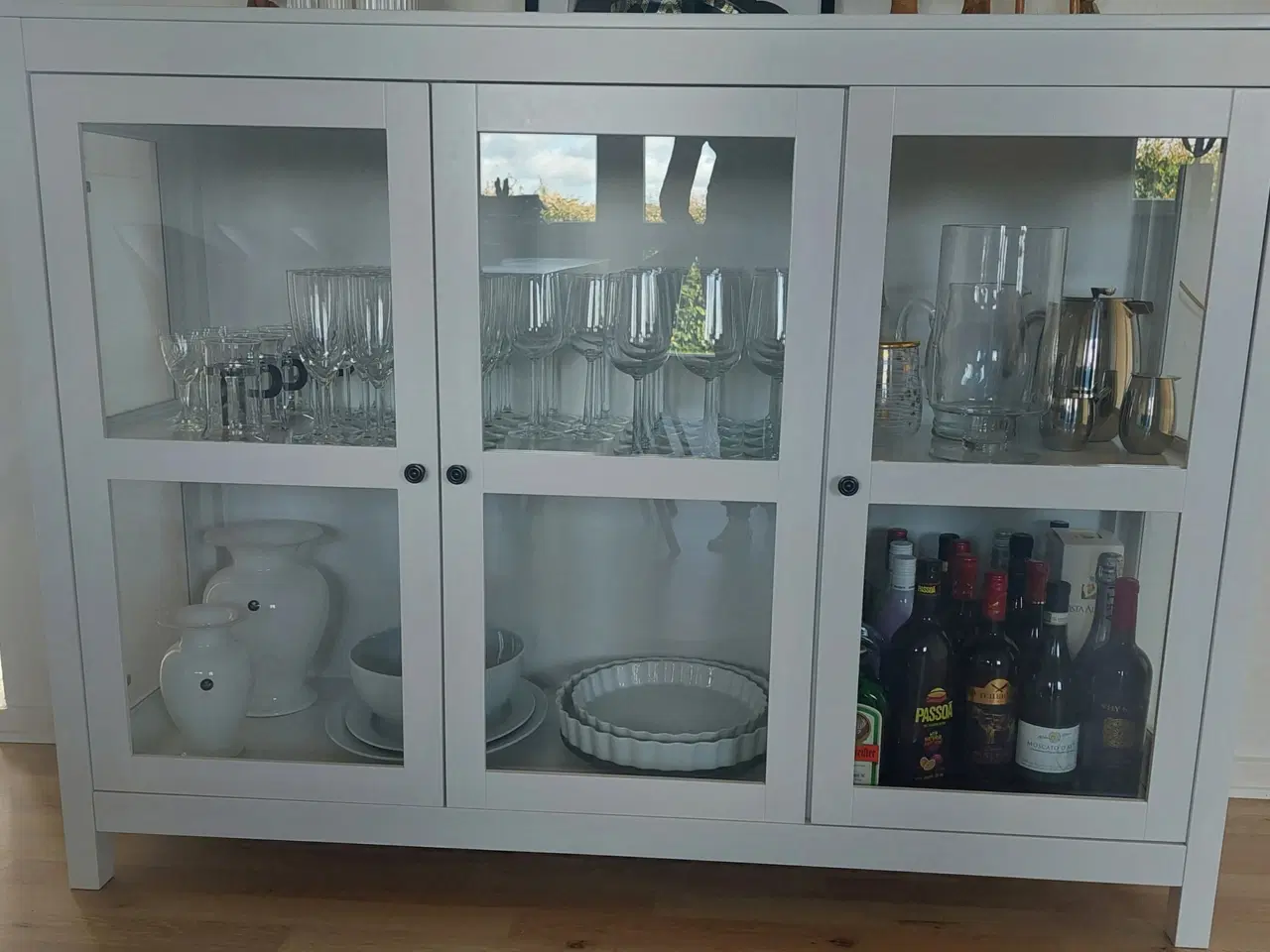 Billede 3 - Hvidt velholdt glasskab