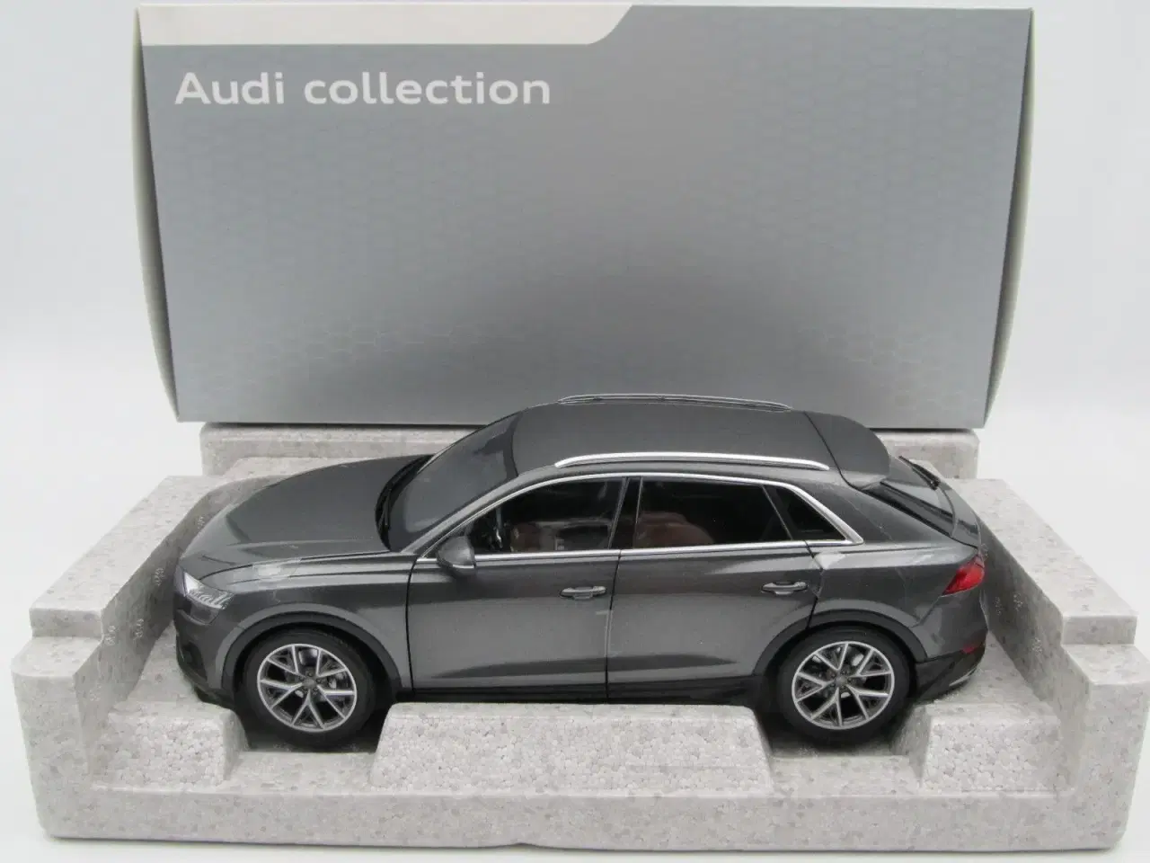Billede 2 - 2018 Audi Q8 1:18  AUDI dealer Edition 
