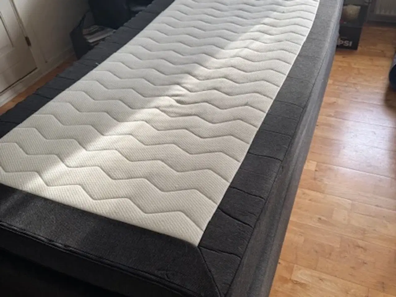 Billede 4 - Seng som ny med ekstra madras og topmadras