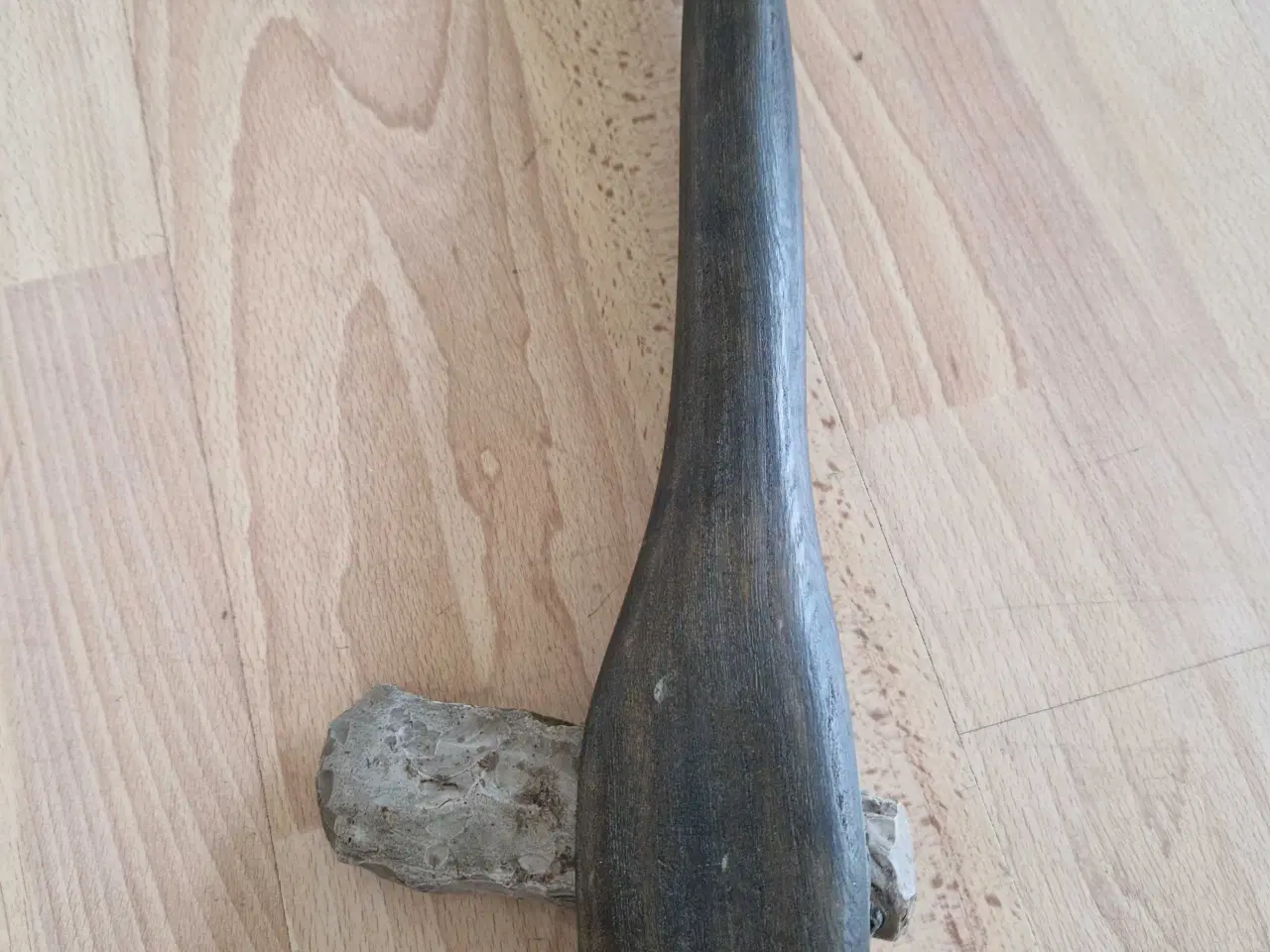 Billede 4 - Stenøkse, flint, på nyere sort træskaft