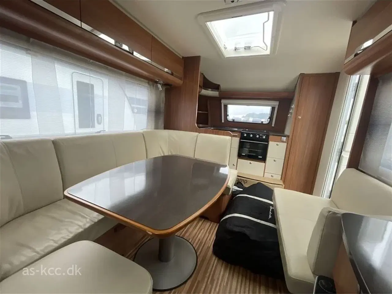 Billede 11 - 2014 - Adria Adora 613 HT   Adria adora 613 HT årg. 2014 Incl. Isabella Nordic 3 m fortelt med Mega stænger. Tæpper i vognen 4 sovepladser 6 siddepladser, gasalarm.