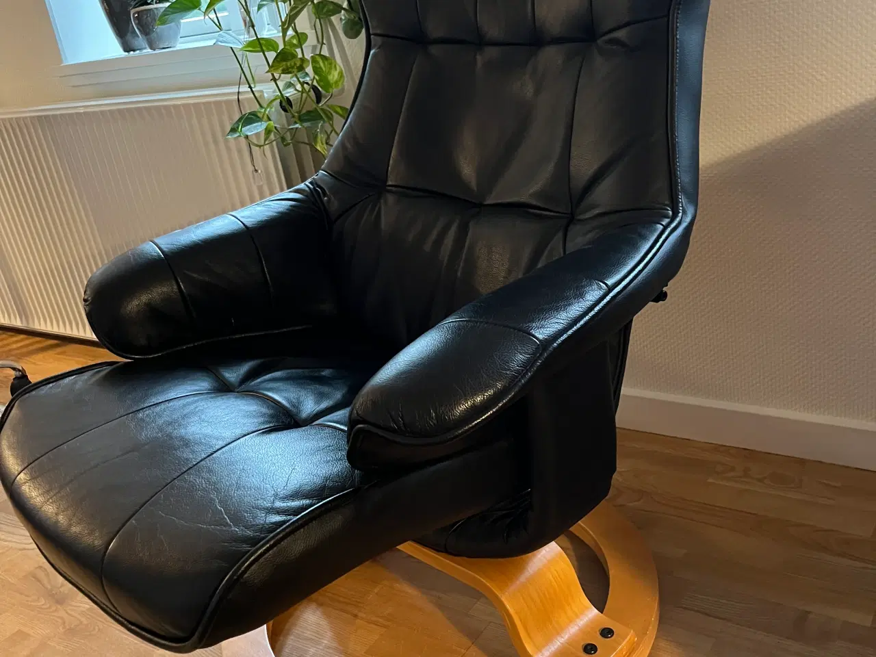 Billede 3 - Sort lænestol i læder med fodskammel 