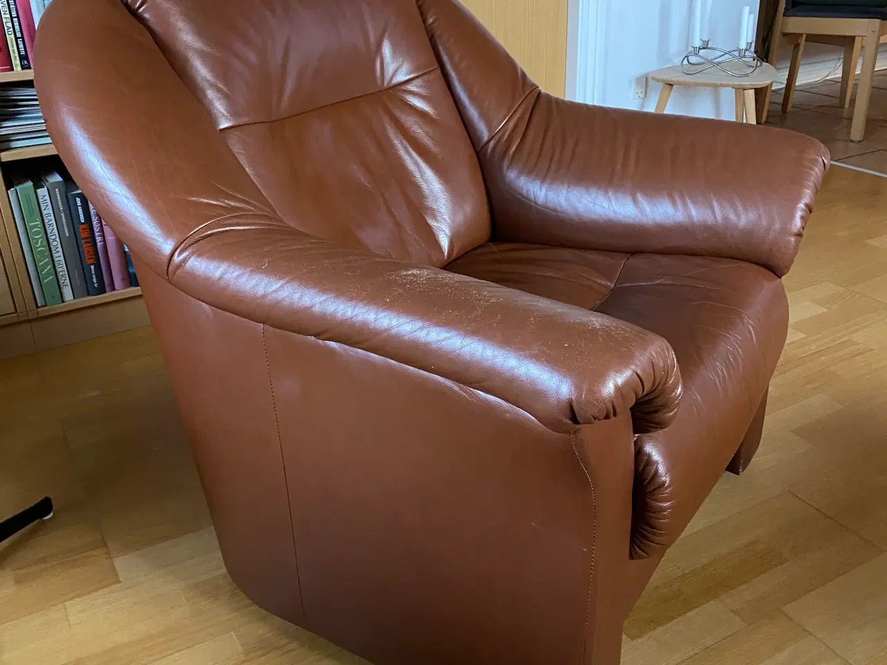 Billede 2 - Rummelig lænestol i brun læder