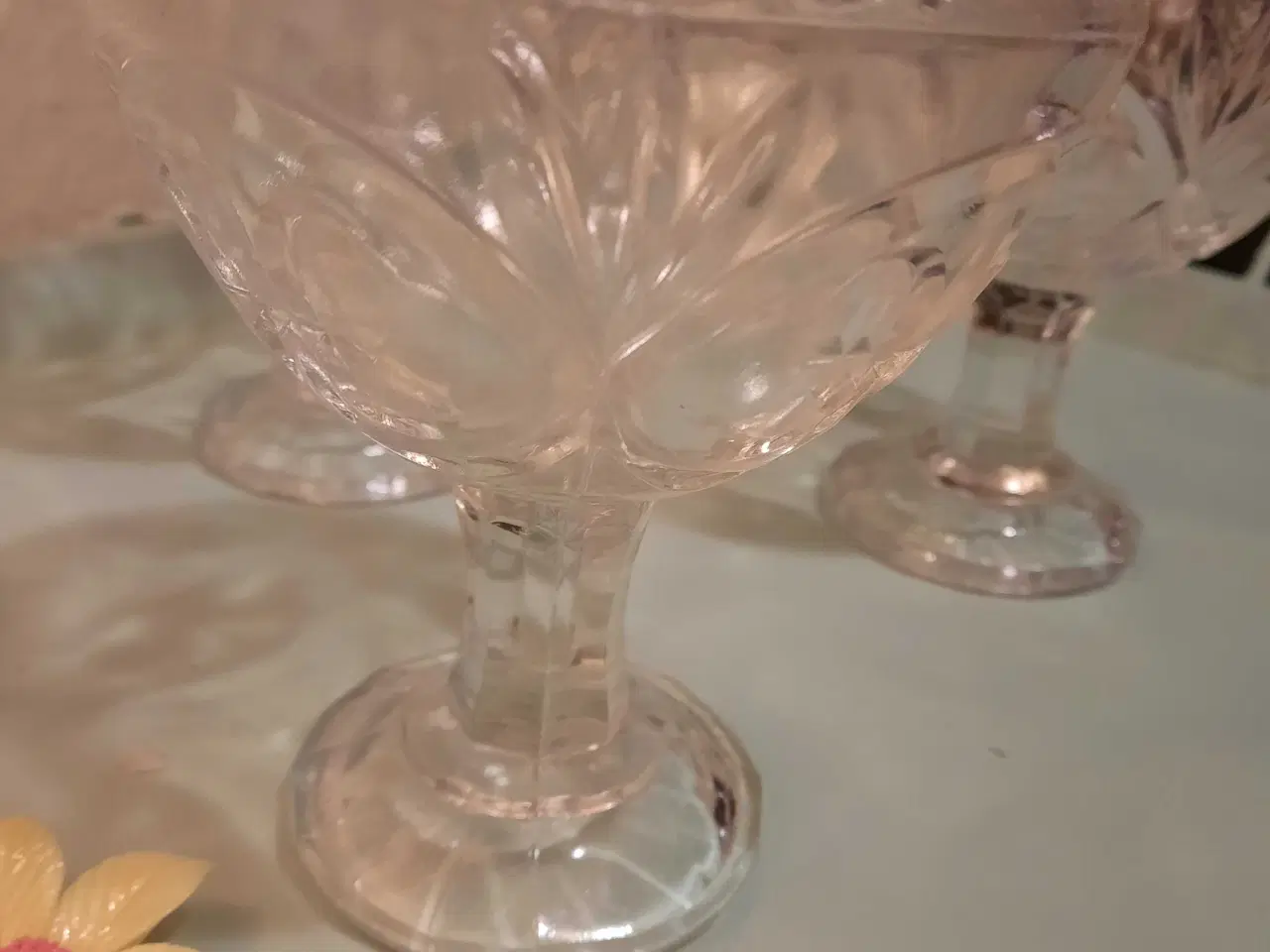 Billede 1 - Hjem og Stil: presset glas fra 20erne.