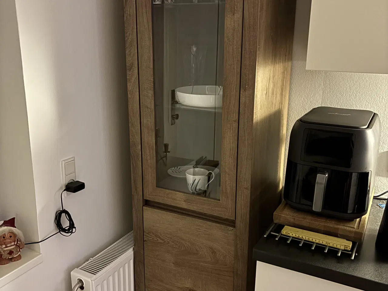 Billede 2 - Vitrineskab i mørk eg