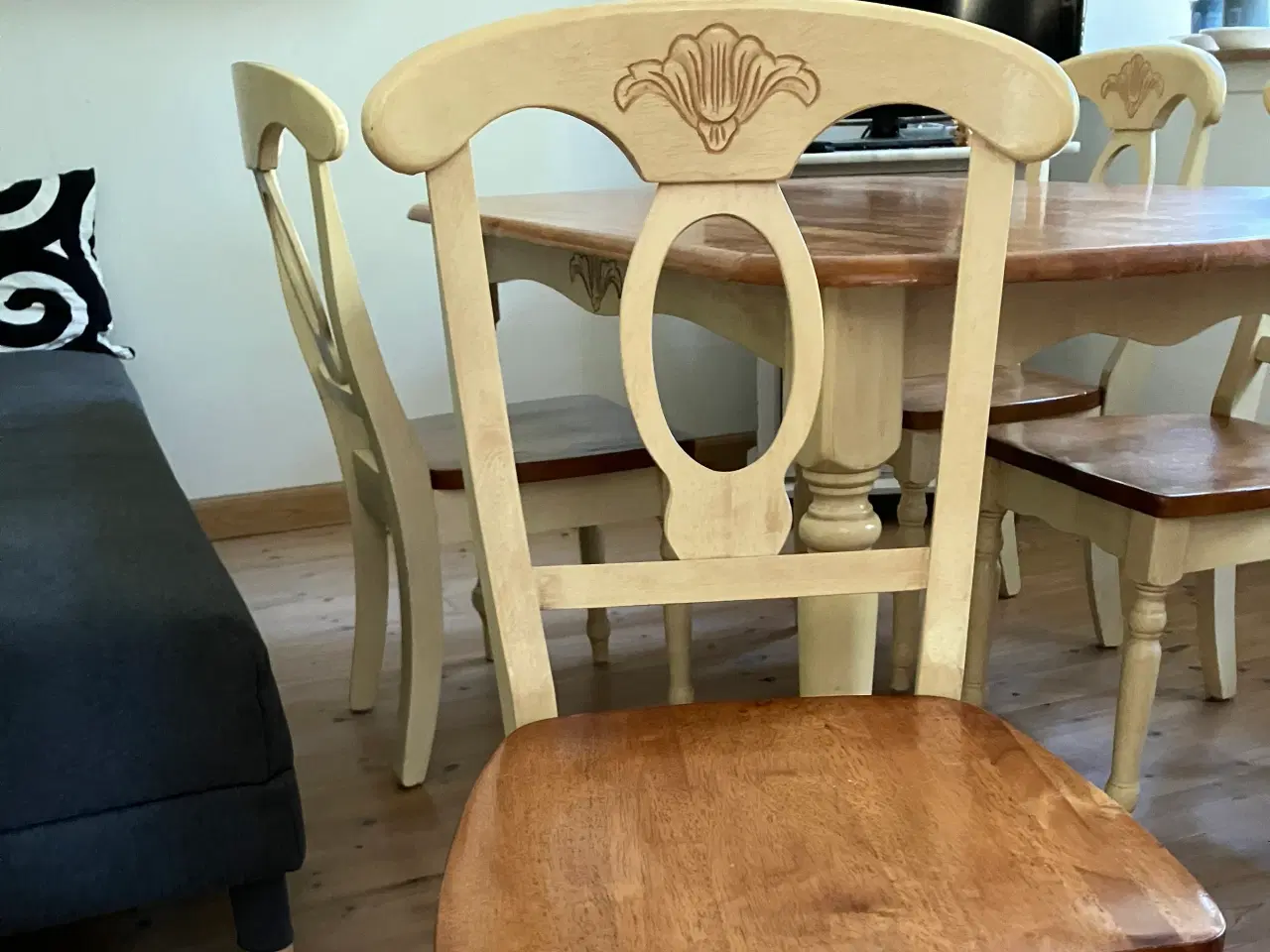 Billede 3 - Spisebord med 4 stole