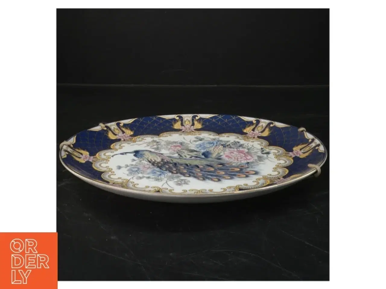 Billede 2 - Dekorativ porcelænstallerken med påfuglemotiv (str. Ø 26,5 cm)
