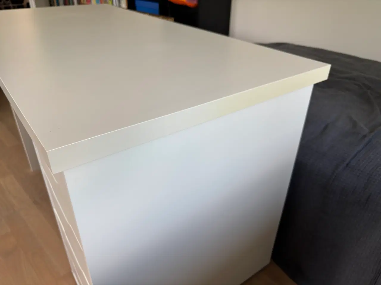 Billede 4 - Hvidt skrivebord med skuffeelement fra IKEA