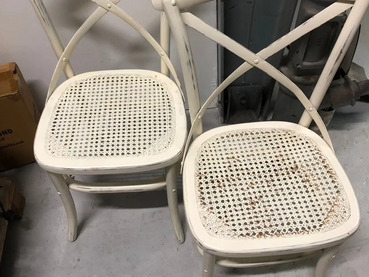 Billede 1 - 2 hvide antiklook stole 