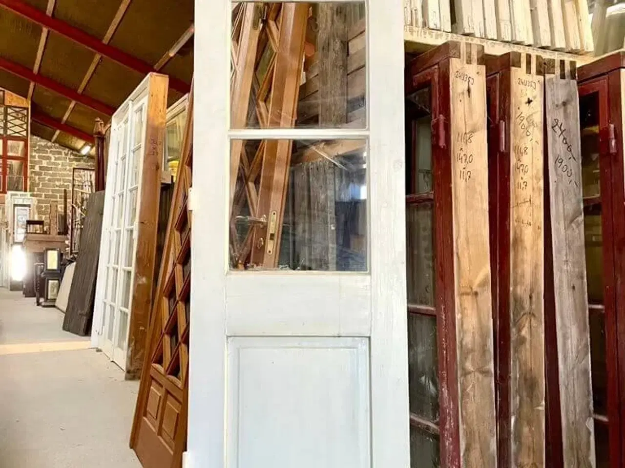 Billede 1 - Højt og smalt vindue med panel