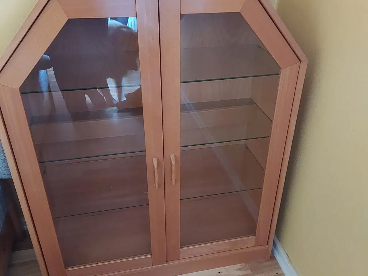 Billede 1 - Retro vitrineskab i bøg med glaslåger