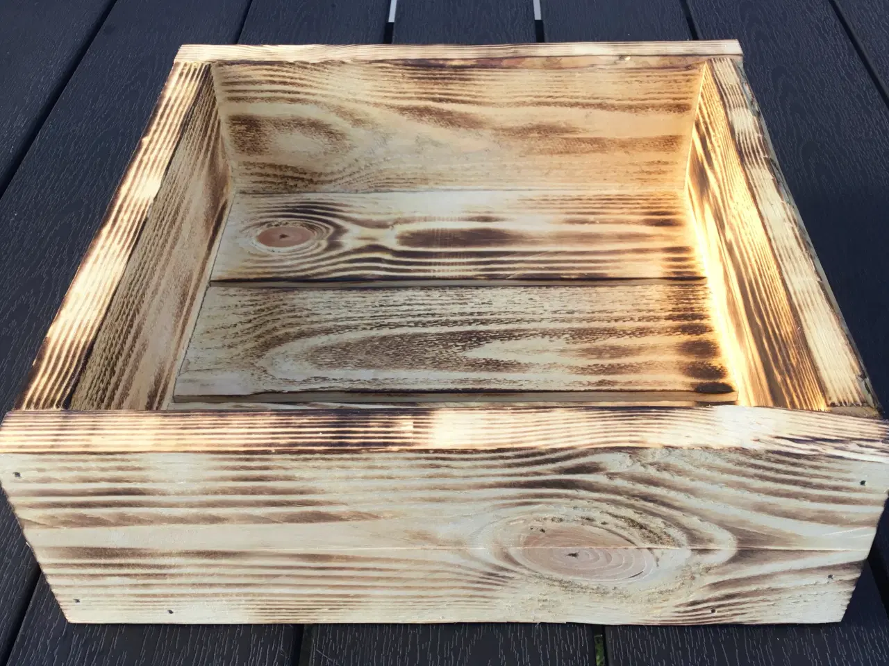 Billede 4 - Overflade brændt bakke i genbrugstræ  30 x 30