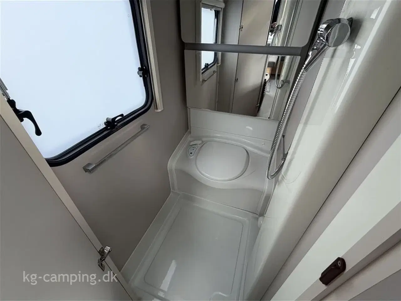 Billede 5 - 2022 - Adria Adora 522 UP   Flot rummelig vogn med dobbeltseng, Truma mover og Isabella Sun Shine Plus incl front. Kan opvejes til 1700 KG