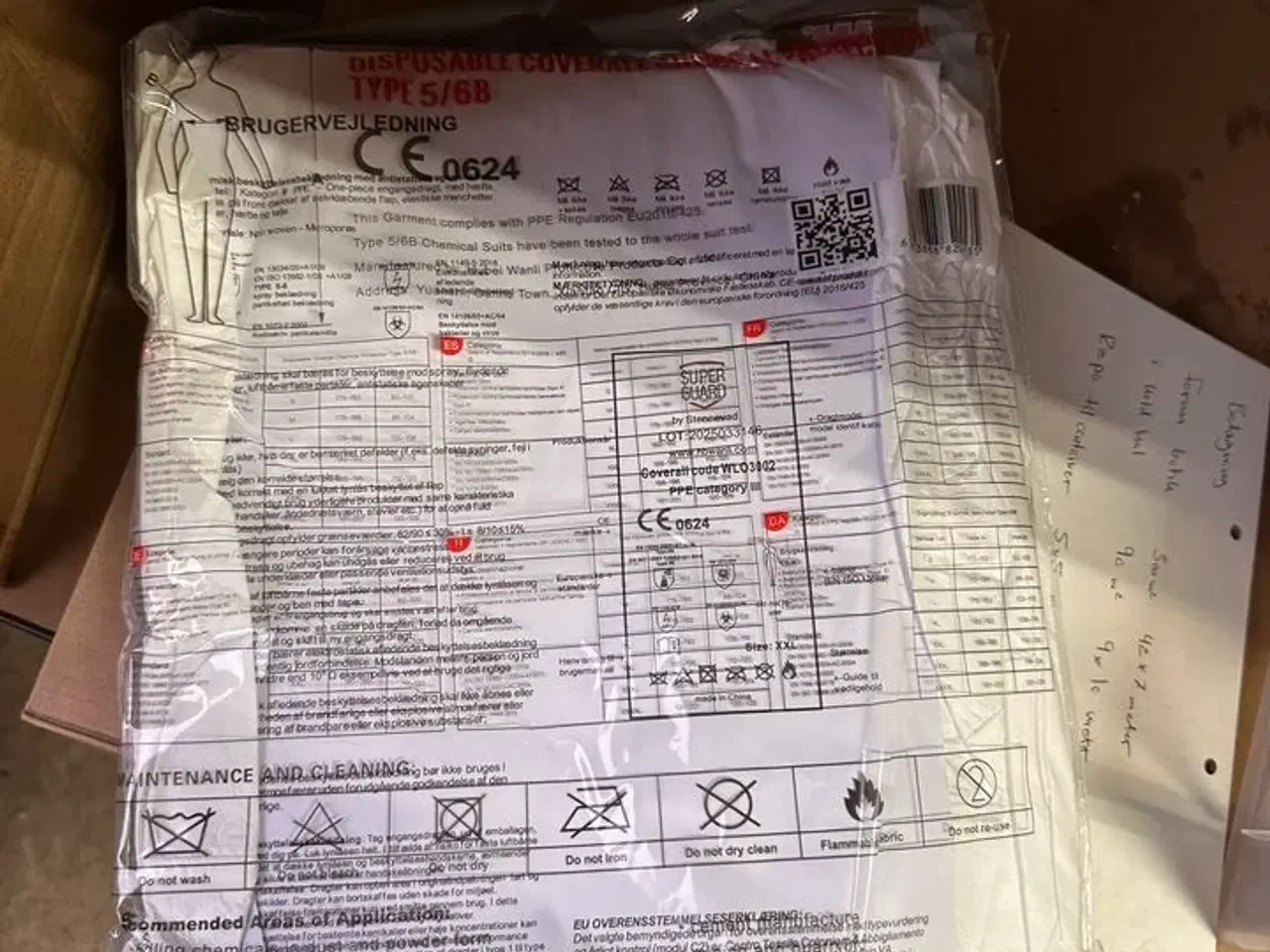 Billede 4 - Indhold på reoler af diverse håndværktøj, sikkerhedsdragter mv.